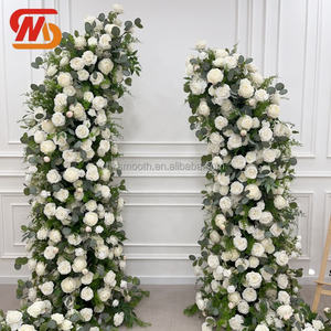 Arco Floral Decorativo para Bodas y Eventos al Aire Libre, Diseño Moderno y Elegante, con Flores Blancas y Verdes - Product Image 2