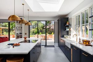 Phòng Trưng Bày Tùy Chỉnh Sang Trọng Tủ Bếp Gỗ Cứng Walnut Cổ Điển - Product Image 3