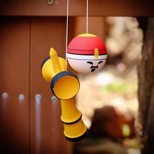 Kendama kendama kpop ของเล่นไม้พรีเมี่ยมแบบมืออาชีพด้ามจับเหนียว18ซม. ลูกบอลสีสันสดใสออกแบบได้ตามต้องการ - Product Image 4