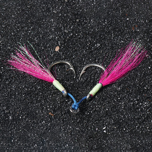 Anzuelo de Pesca Musta Feather Jig, Reforzado 4X, Doble Anzuelo, Acero con Alto Contenido de Carbono, para Pesca en Agua Salada - Product Image 3