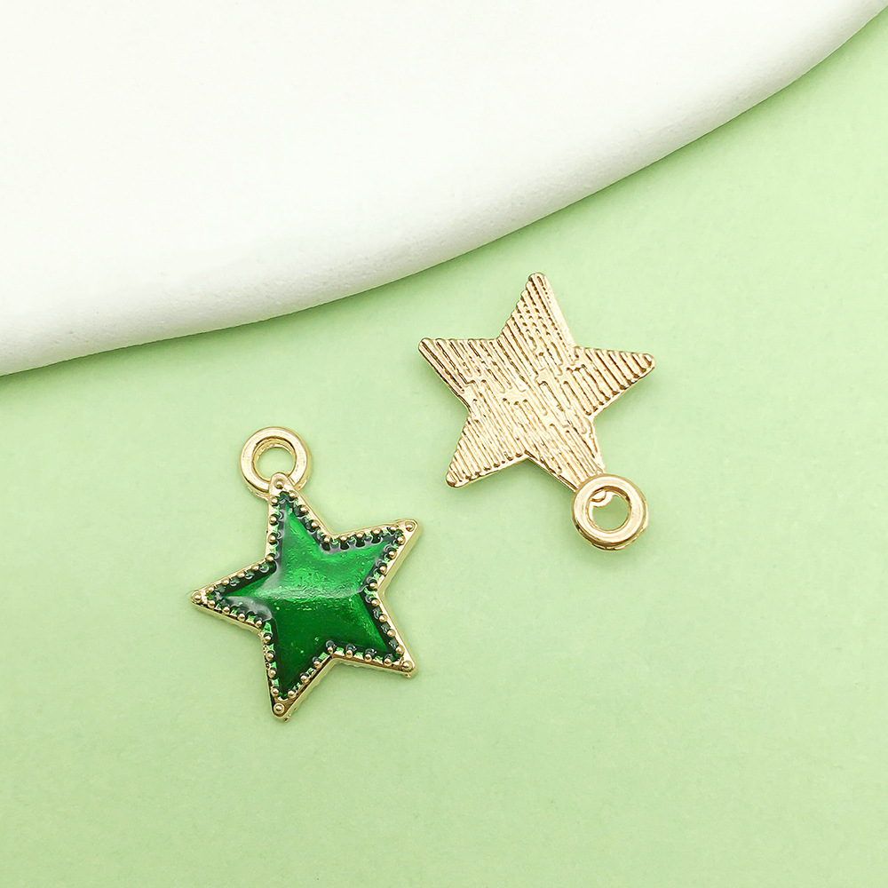 Una estrella verde de cinco puntas con goteo de aceite, 13*15 mm, 0,5 g, 13542