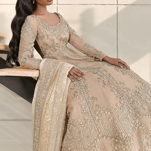 美丽的重型刺绣丝绸Anarkali Lehenga Choli Dupatta套装，配有水晶玻璃珠和达布卡，用于派对婚礼 - Product Image 2