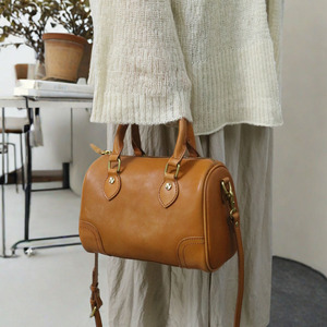 Bolso Boston de Estilo Vintage Hecho a Mano, Forma Cilíndrica, Piel de Vacuno de Primera Calidad, Curtido Vegetal, Color Café, Negro, para Llevar al Hombro o Cruzado - Product Image 1