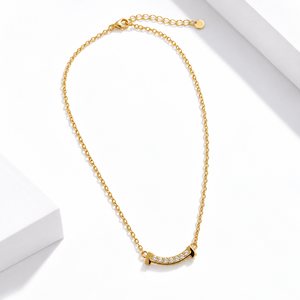 Collier à barre incurvée en zircon, acier inoxydable, plaqué or 14 carats, chaîne réglable 42 + 5 cm - Product Image 1