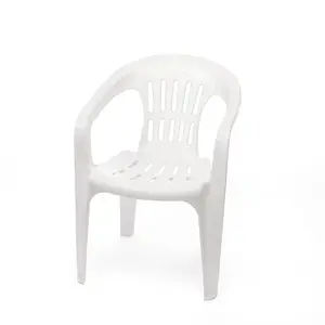 كرسي بلاستيكي أبيض للأماكن الداخلية والخارجية متاح للتكديس ومسند للذراعين للحديقة والمطاعم والشاطئ
