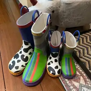 फैशन डायनासोर कार्टून निविड़ अंधकार इंद्रधनुष पीवीसी बच्चों आउटडोर बारिश जूते पीवीसी प्यारा बच्चों को बारिश जूते बच्चों के लिए