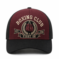 Casquette de baseball structurée bicolore bordeaux et noir avec broderie 3D « Fight on Crest » pour club de boxe, idéale pour la gym et l'entraînement