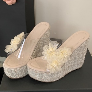 Nouvelles sandales d'été 2025 à fleurs perlées, mules décontractées en TPU à talon compensé, talons très hauts style Europe et Amérique - Product Image 1