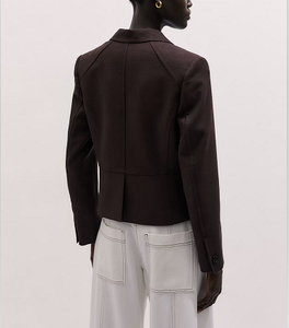 Blazer court marron foncé à simple boutonnage avec revers crantés, poches plaquées et coupe ajustée, idéal pour le bureau - Product Image 2