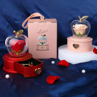Boîte à bijoux en forme de pomme de Noël avec rose éternelle sous cloche en acrylique et collier avec anneau, boîte à savon/fleur éternelle