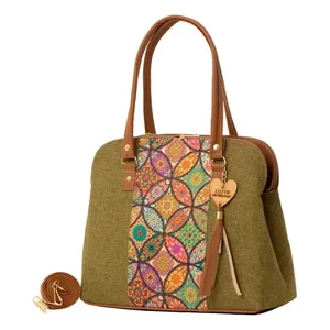 Sac fourre-tout en jute vert olive pour femme Fana Ember avec broderie, fermeture éclair et décorations de chaînes à lettres - Product Image 1