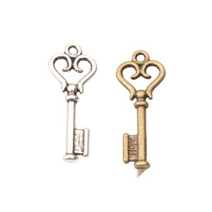 Ciondolo a forma di chiave scheletro con cuore a spirale e fiocco, in lega color argento antico/bronzo, per bomboniere di matrimonio - Product Image 1
