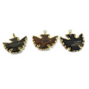 Breloques connecteurs en forme d'oiseau en jaspe naturel, avec bordure plaquée or et double boucle en forme de pointe de flèche - Product Image 1