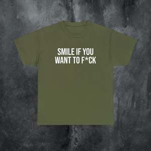 Camiseta Smile If You Want To F*ck, color verde oliva, para adultos, unisex, divertida, con meme - Product Image 1