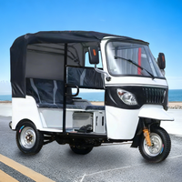 Tuk-tuk électrique à carrosserie ouverte, moteur 2 kW 48 V, vitesse 60 km/h, autonomie 120 km, charge utile 400 kg, pour le transport de passagers en milieu urbain africain.