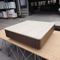 Table basse carrée courbée de style Japandi avec texture travertin et noyer, en MDF premium, facile à nettoyer, directement de l'usine
