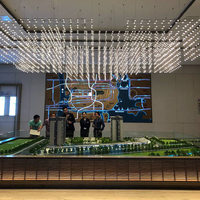 Cube miroir infini en laiton personnalisé avec éclairage LED blanc chaud à faisceau 360° pour la décoration de hall d'hôtel