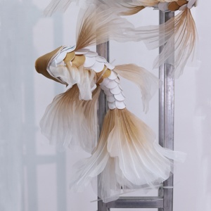 Nouvel Arrivage S514 : Décor de Fond Géant <span class=keywords><strong>en</strong></span> Gaze Fait Main, Poisson Koi Géant Artificiel <span class=keywords><strong>en</strong></span> <span class=keywords><strong>Organza</strong></span>, Poisson Koi Artificiel Grand Format - Product Image 1