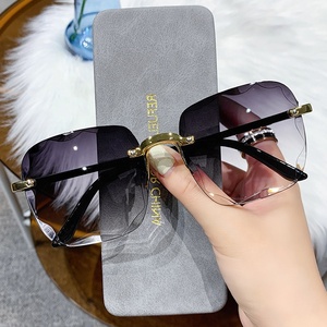 Nouvelle Arrivée Lunettes <span class=keywords><strong>de</strong></span> <span class=keywords><strong>Soleil</strong></span> Sans Monture Tendance Luxe Vente en Gros Lunettes <span class=keywords><strong>de</strong></span> <span class=keywords><strong>Soleil</strong></span> <span class=keywords><strong>Femme</strong></span> Mode Haute Qualité - Product Image 1