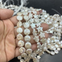 Chaîne de perles d'eau douce naturelles de haute qualité avec des éléments en forme d'étoile blanche et de trèfle, adaptée à la fabrication de bijoux.
