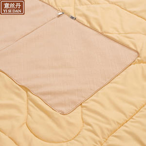 Manta Cojín Yi Si Dan, Color Beige y Rojo, de Algodón, Plegable, Bordada, para Usar como Manta - Product Image 1