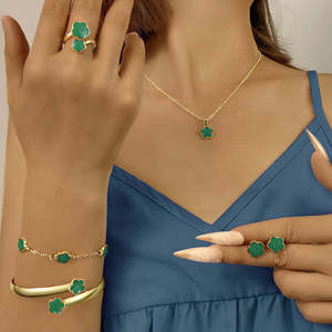 Nuevo Conjunto de Joyería de Moda de 5 Piezas con Trébol de Cinco Hojas Colorido para Mujer, Pulsera, Anillo, Pendientes y Collar con Zirconia y Flores Doradas - Product Image 4