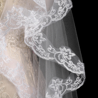 Voiles de mariée en dentelle française avec broderie florale sur le bord, en stock
