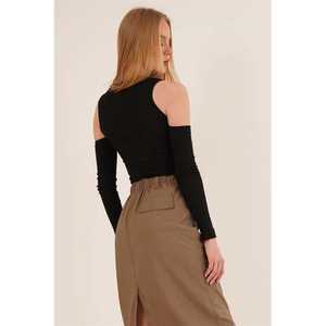 Blouse noire à col rond pour femmes en gros, détail d'épaule, logo brodé, paillettes, tissu en maille de soie pour l'automne et le printemps, taille XL - Product Image 1