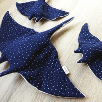 Adorable peluche à pois bleu marin en peluche Manta Ray pour enfants et collectionneurs