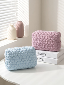 Pochette de maquillage matelassée en forme de cœur, pochette cosmétique à fermeture éclair, trousse de toilette de voyage, sac de rangement portable - Product Image 1