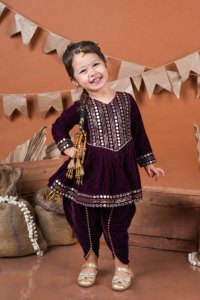 Kurta de terciopelo con bordados de motivos étnicos y trabajo de espejo estilo imperio para niñas Titrit con pantalones Dhoti - Product Image 4