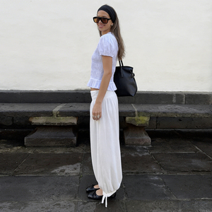 Cintura elástica, corte holgado, pantalones blancos estilo farol. Pantalones finos minimalistas informales de verano. - Product Image 5