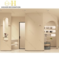 Aménagement intérieur complet de boutique de cosmétiques, parfums et soins de la peau, personnalisation de la pièce, vitrine en verre, décoration de magasin de maquillage, rénovation