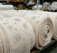 Tissu en mousseline rose clair avec broderie de sequins, perles et perles de rocaille sur toute la surface pour robe de mariée et vêtements africains Boubou