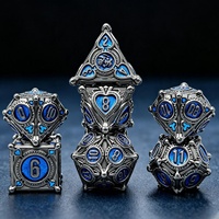 Ensemble de 7 dés de jeu polyédriques en métal creux, fabriqués en usine, motif motif de jeu de cartes rouge canon antique, à coupes nettes, pour DND RPG