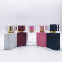 Vente en gros de flacons de parfum recyclables en verre noir de 50 ml avec bouchon à vis et impression sérigraphiée, avec diffuseur à bâtonnets