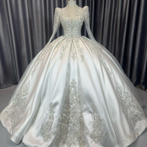 Robe de mariée Lscm110 en satin et dentelle d'Alençon ivoire, style robe de bal, luxueuse et moderne, avec perles et sequins, décolleté cœur et traîne chapelle - Product Image 4
