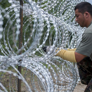 Alambre de púas de maquinilla de afeitar, alambre de púas tipo BTO-22 de acortina galvanizado de 450mm y 500mm - Product Image 1