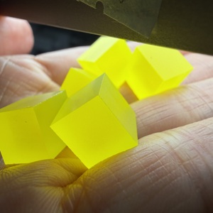 Ce:GAGG, Granate de Gadolinio, Aluminio y Galio, Lúmagarnet, Bloque en Bruto, Material de Gema Fluorescente Cultivado en Laboratorio - Product Image 4