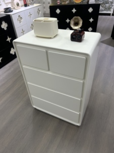 Comò Moderno Bianco in Legno a 5 Cassetti per Camera da Letto, Design Contemporaneo per Soggiorno - Product Image 3