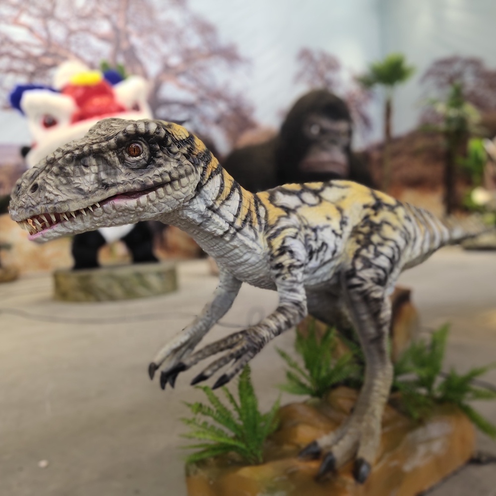 Ресторан, аниматронные модели Aucasaurus динозавров