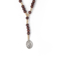 Chapelet catholique en perles de bois avec médaille de Saint Michel Archange, cordon et caractéristiques religieuses