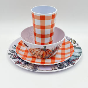 Gobelet en mélamine à carreaux rouges vifs de 500 ml (17 oz) style rétro pour café et boissons glacées - Product Image 2