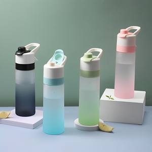 Özelleştirilmiş kullanımlık Fitness spor seyahat su şişeleri toptan 700ml okul plastik Misting sprey su şişesi saman ile - Product Image 1