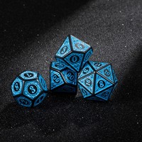 Vente en gros de dés polyédriques en acrylique à motif rétro noir et bleu gravés sur mesure, 7 pièces, pour jeux de table DND MTG