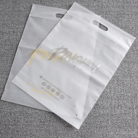 Sacs de shopping en plastique givré avec logo personnalisé, poignée découpée et fermeture à glissière pour l'emballage de manteaux et de cadeaux