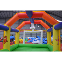 Grande aire de jeux gonflable ouverte avec filet de protection, espace de jeu pour enfants, idéal pour événements commerciaux intérieurs et extérieurs, location pour fêtes