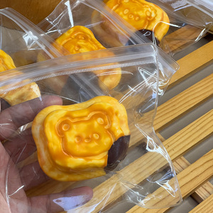 ของเล่นบีบลดความเครียดรูปขนมปังหมีเท็ดดี้และวีลเค้ก ทำจากซิลิโคนเกรดอาหาร ขนาด 8 ซม. สำหรับเด็กอายุ 5-7 ปี เป็นของเล่นยอดนิยมสำหรับทุกวัย - Product Image 2