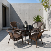 Ensemble de salle à manger d'extérieur moderne en rotin 5 pièces, meubles de patio en osier PE avec table ronde en verre et 4 chaises pour jardin et balcon