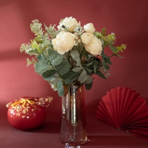 Ramo de Rosas Artificiales Vinnie con Hojas de Dinero, Decoración para el Hogar, Arreglo para Bodas CF01041 - Product Image 1